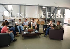 Alumnos en la Casa del Estudiante de la Universidad Politécnica de Cartagena.