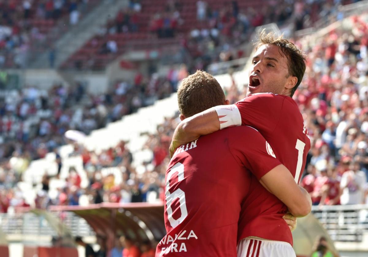 Pedro León y Alberto González, jugadores con contrato en el Real Murcia, celebran un gol la pasada temporada.