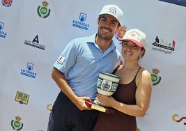 Campeón y 'caddie'. Brandon y Allison, pareja sentimental fuera del campo, felices con el trofeo.