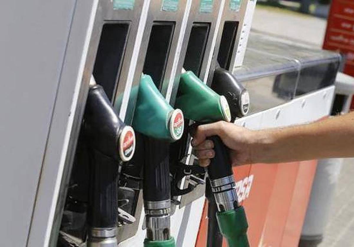 Mangueras de combustible en una gasolinera.