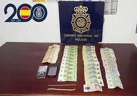 Dinero, joyas y móviles que llevaban los arrestados.