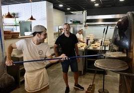 Simone Critelli y Mariano Errazu, en el local de Mano a Mano en Juan Carlos I, Murcia.