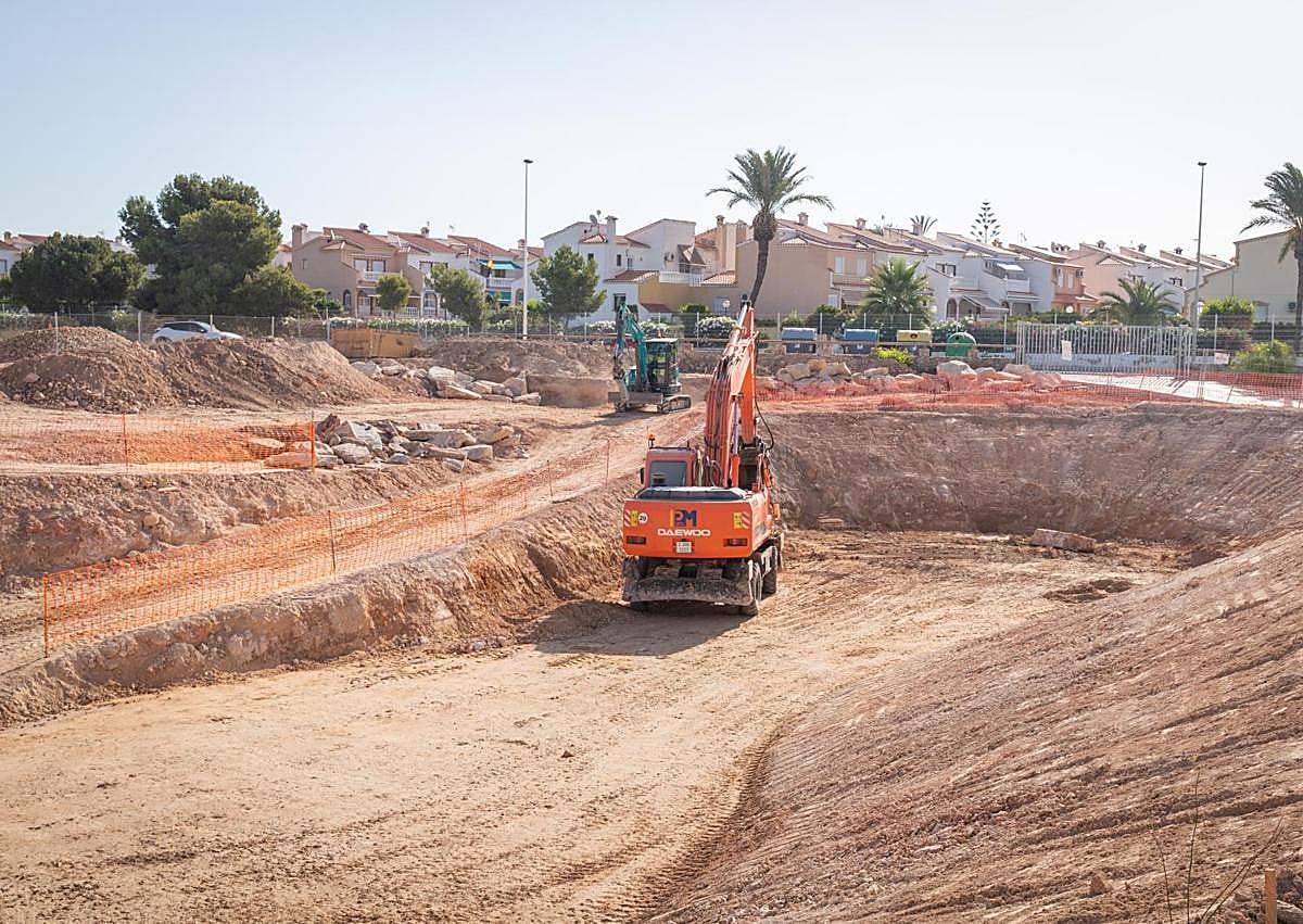 Imagen secundaria 1 - Las excavadora, en plena faena este viernes.