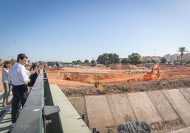 El gerente de Agamed, Jorge Ballesta, explica 'in situ' las obras al alcalde, Eduardo Dolón.