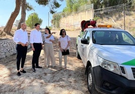 El alcalde y el concejal de Salud, durante su visita a uno de los puntos donde se realiza la fumigación.