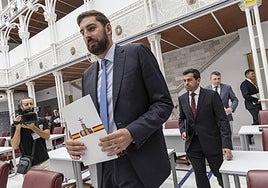 Antelo, seguido por Alpañez, hace un año en la Asamblea.