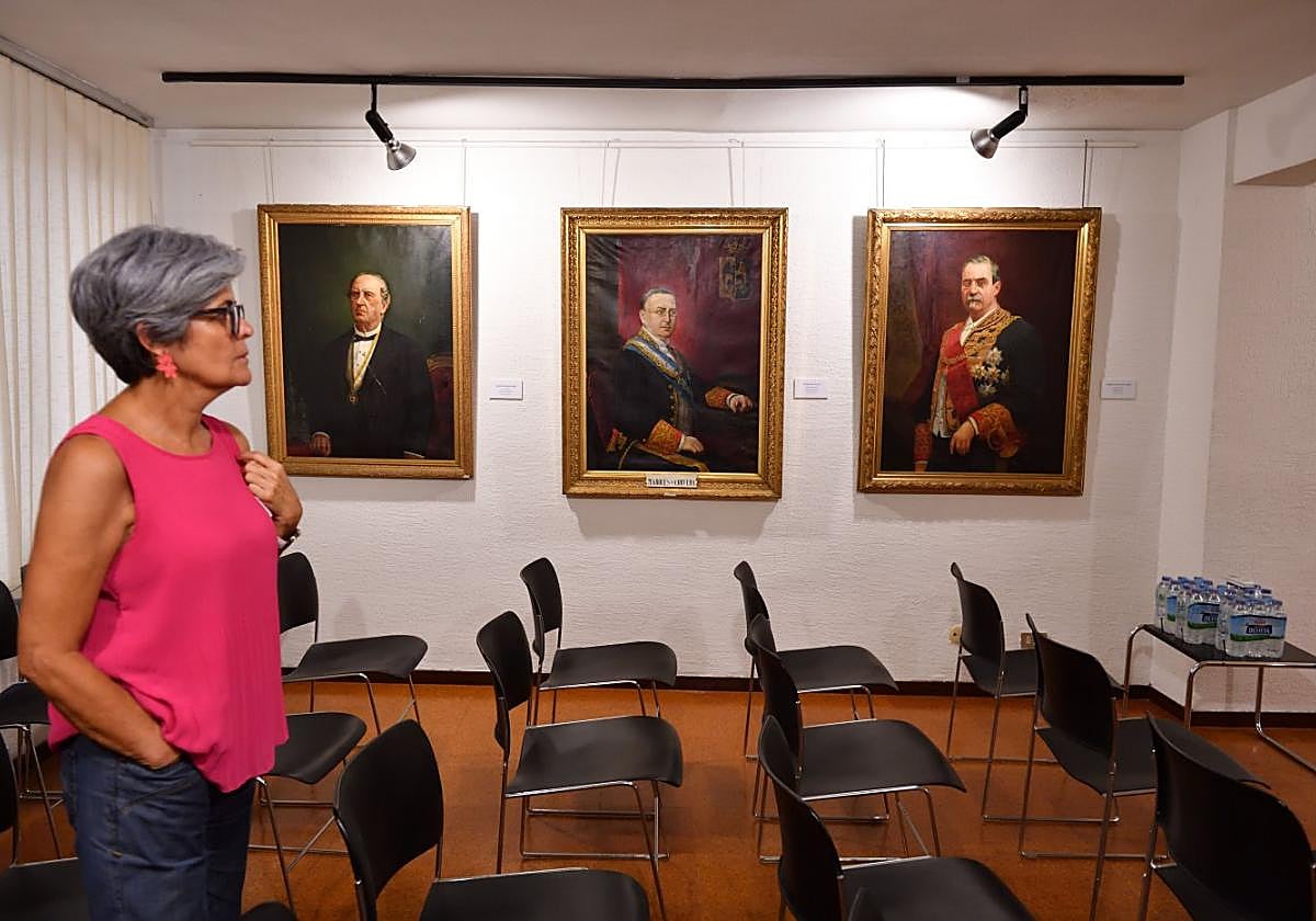 Galería de retratos de presidentes de la Económica del País, en una de las estancias de la sede de dicha sociedad en Murcia.