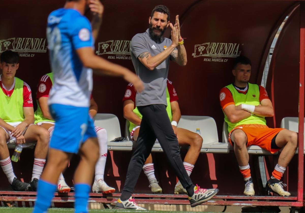 Carlos Cuéllar, técnico del Imperial, dando ánimos.