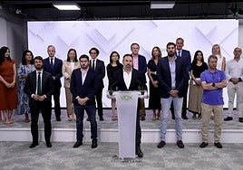 Santiago Abascal compareció este jueves por la noche rodeado de sus barones regionales (Antelo, a su izquierda) y del resto de miembros del comité ejecutivo nacional de Vox.