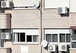 Aparatos de aire acondicionado en la fachada de un bloque de pisos en Murcia.