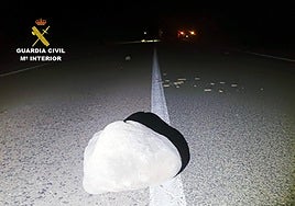 Una de las piedras colocadas en la carretera de Moratalla.