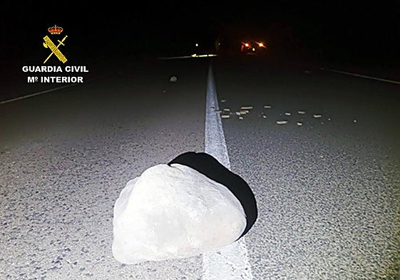 Una de las piedras colocadas en la carretera de Moratalla.