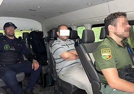 Raúl Moro, expresidente del Real Murcia, custodiado por dos agentes tras su detención en Guadalajara (México).
