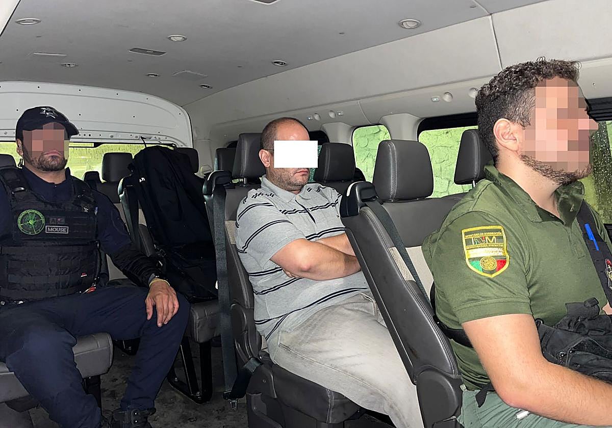 Raúl Moro, expresidente del Real Murcia, custodiado por dos agentes tras su detención en Guadalajara (México).