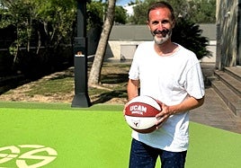 Sito Alonso, entrenador del UCAM Murcia, en su casa de Vilanova i la Geltrú, donde descansa en verano.