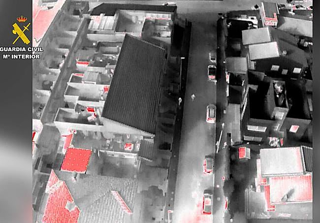 Las imágenes térmicas de un dron identificó las dos casas registradas.