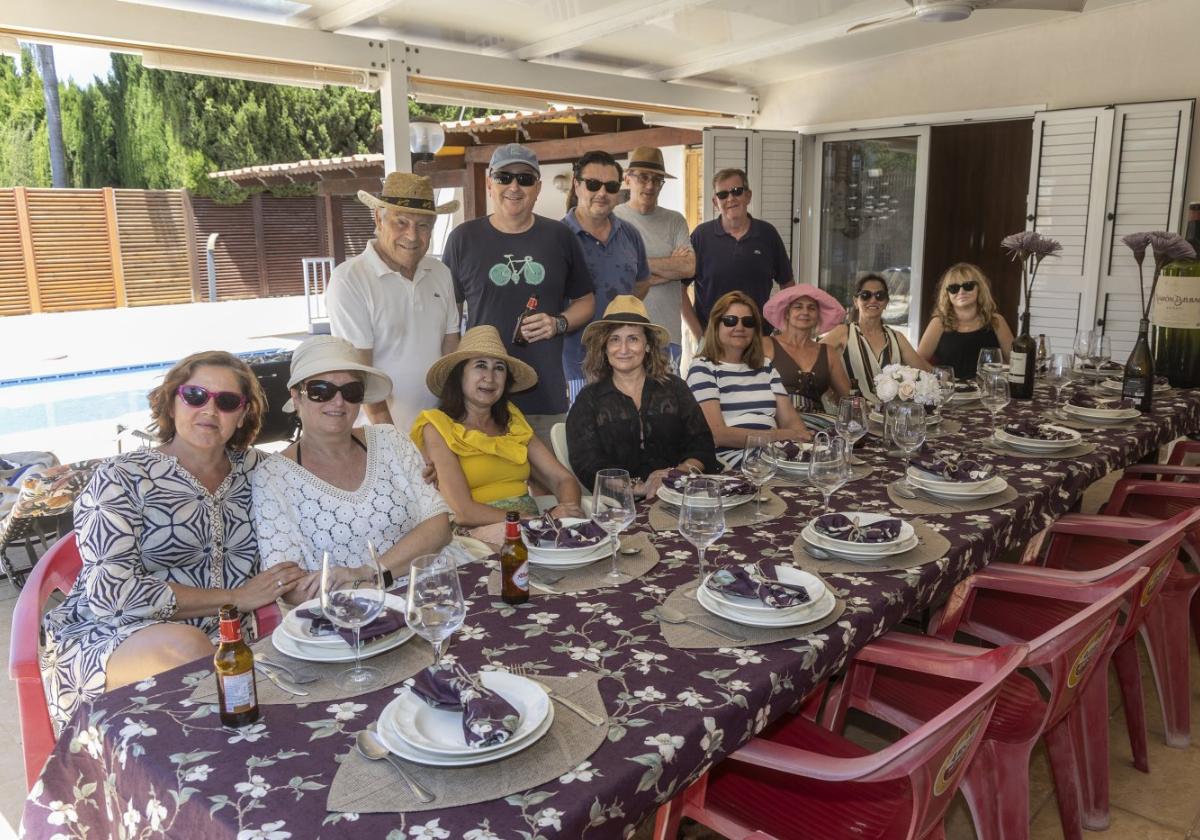 La peña Torre Varadero en El Áncora, con los anfitriones Lola García (tercera por la izquierda) y su marido Domingo Andreu, detrás.