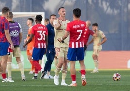 Imanol Alonso, uno de los fichajes del Alcorcón, saluda a un rival en un partido con el Real Murcia.