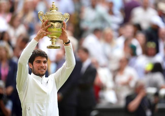 Alcaraz levanta su primer trofeo de Wimbledon.