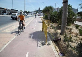 Dos ciclistas por el carril bici de Cartagena.