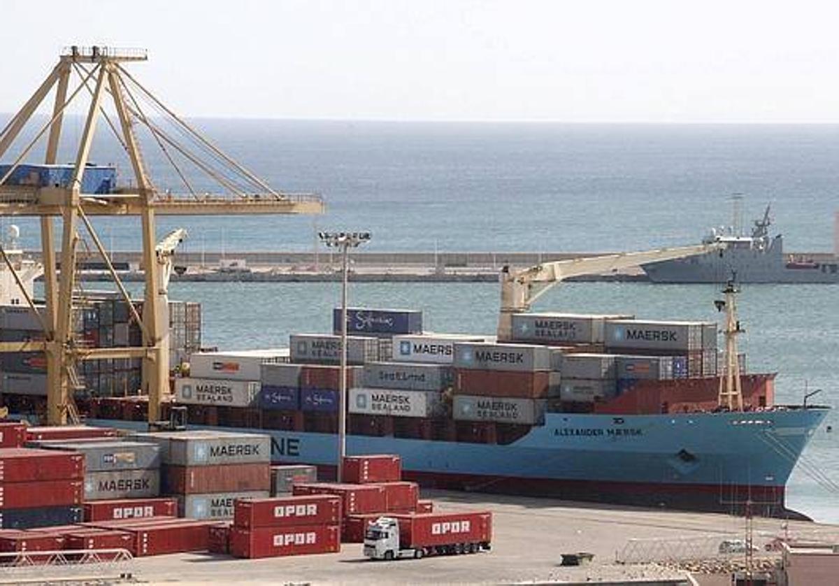 Un muelle del Puerto de Cartagena con contenedores de mercancías.