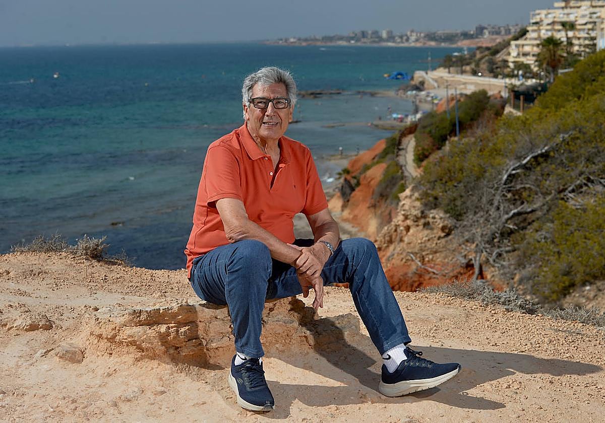El exdirector del Palacio Almudí y actual director de la Real Academia de Bellas Artes de Murcia en la playa de la Glea de la Dehesa de Campoamor.