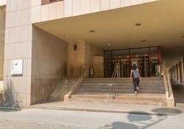 Un estudiante camina en dirección a la Facultad de Ciencias Sociales de la UMH en Orihuela.