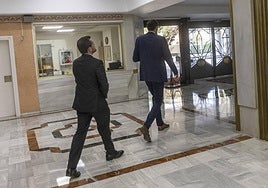 Rubén Martínez Alpañez, junto a José Ángel Antelo, antes del inicio de un pleno en la Asamblea.