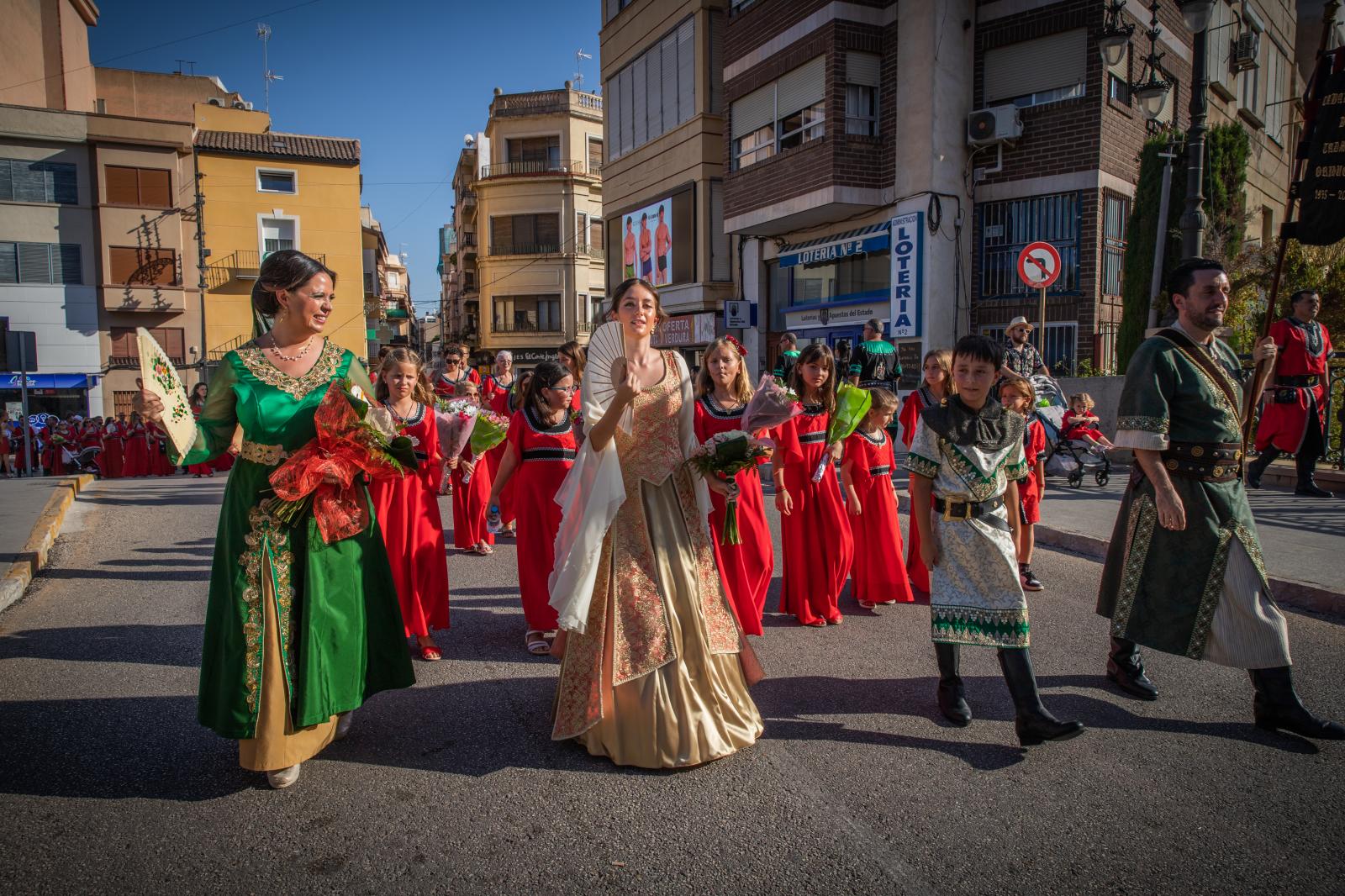 La ofrenda de flores de los Moros y Cristianos de Orihuela, en imágenes