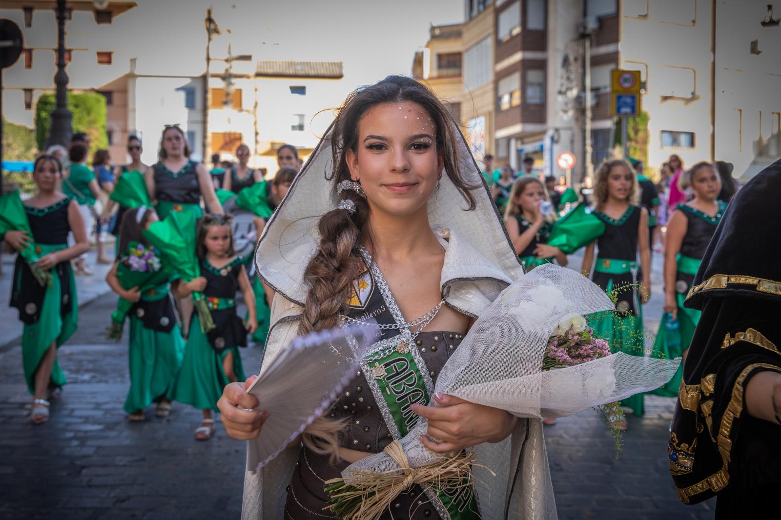 La ofrenda de flores de los Moros y Cristianos de Orihuela, en imágenes