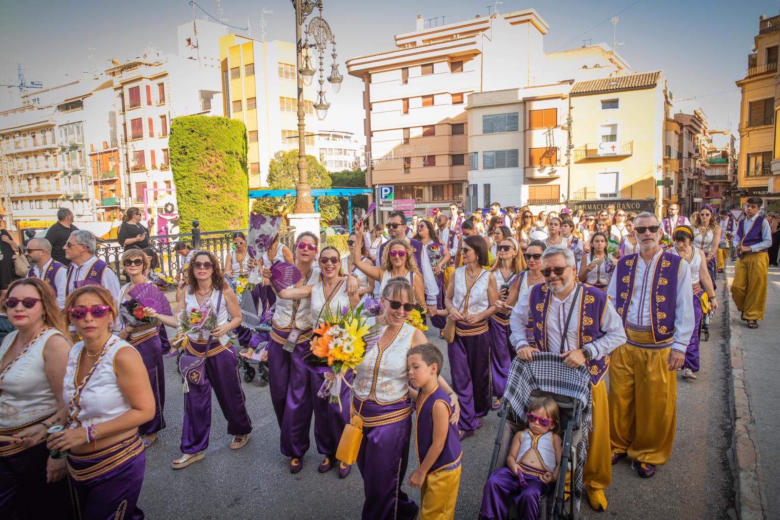 La ofrenda de flores de los Moros y Cristianos de Orihuela, en imágenes