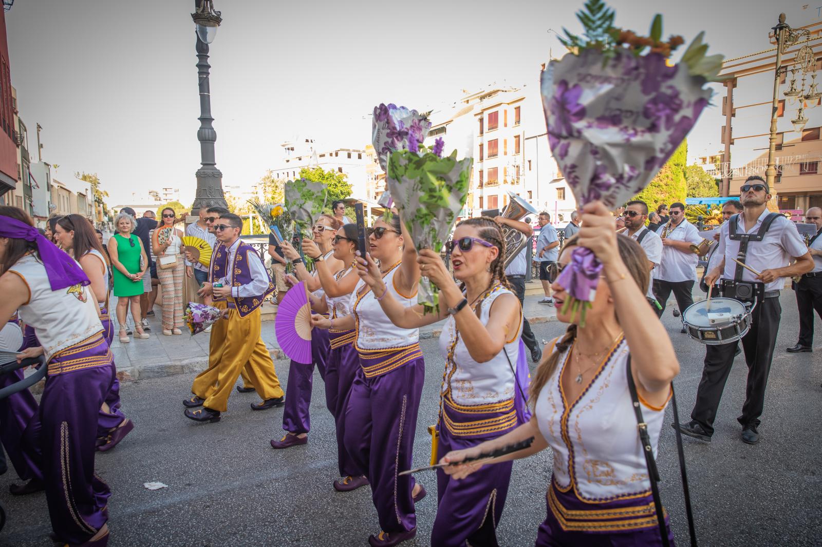 La ofrenda de flores de los Moros y Cristianos de Orihuela, en imágenes