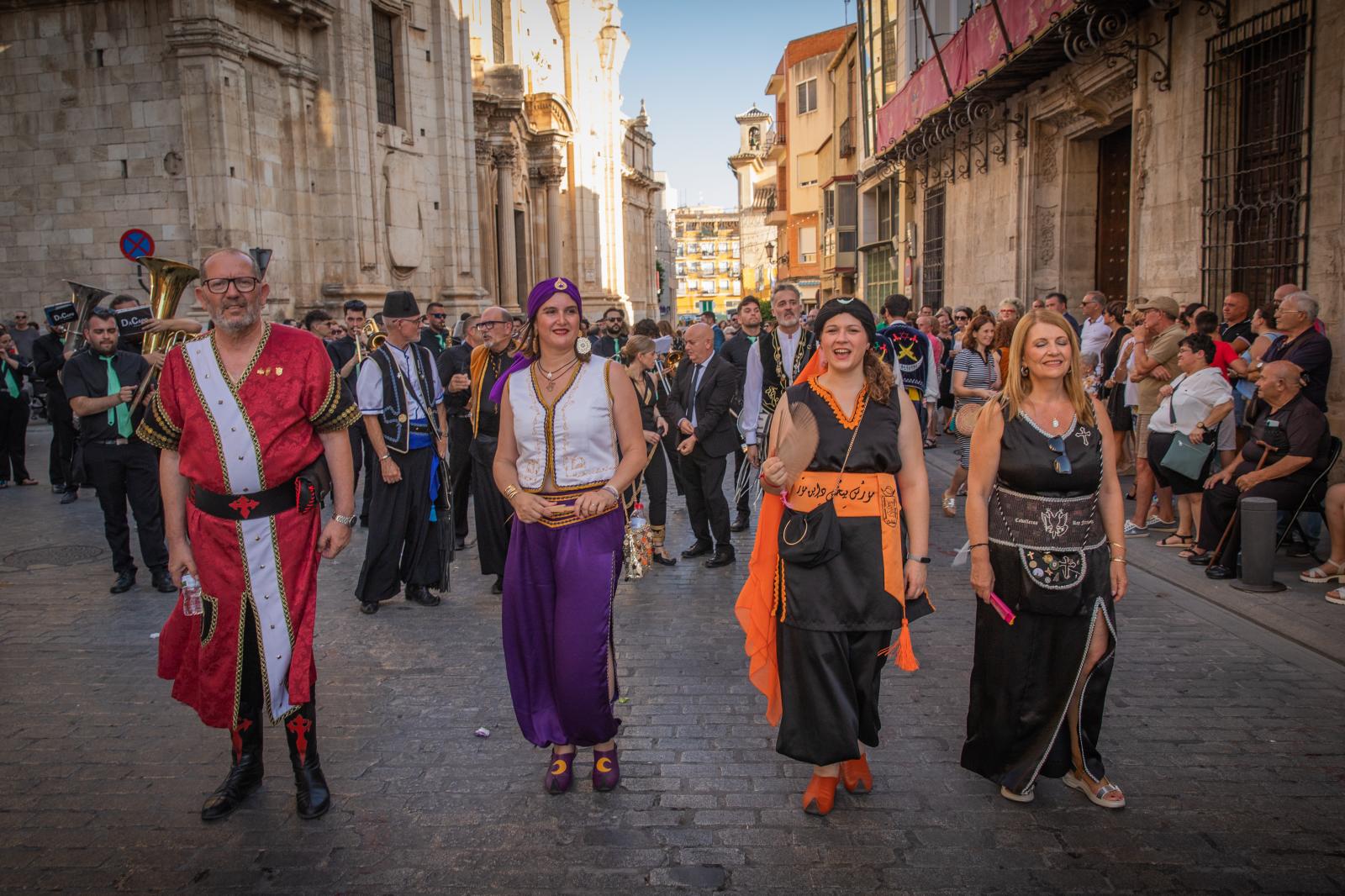 La ofrenda de flores de los Moros y Cristianos de Orihuela, en imágenes