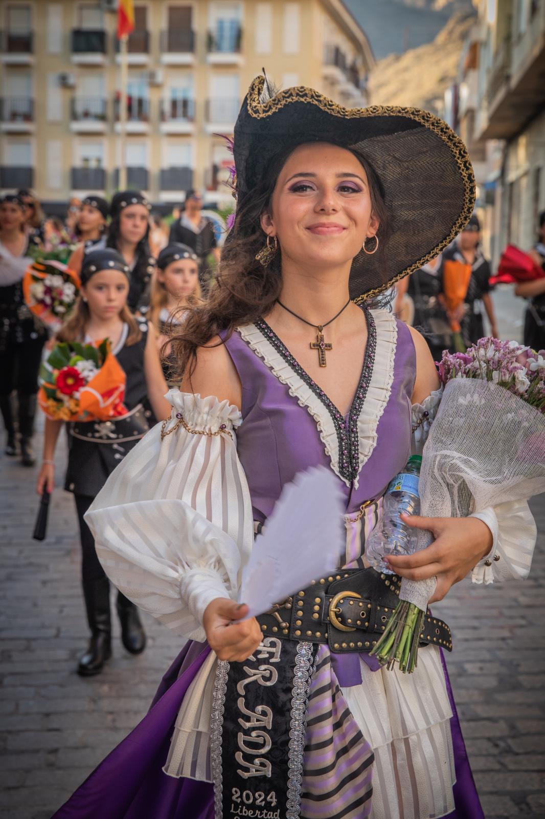 La ofrenda de flores de los Moros y Cristianos de Orihuela, en imágenes