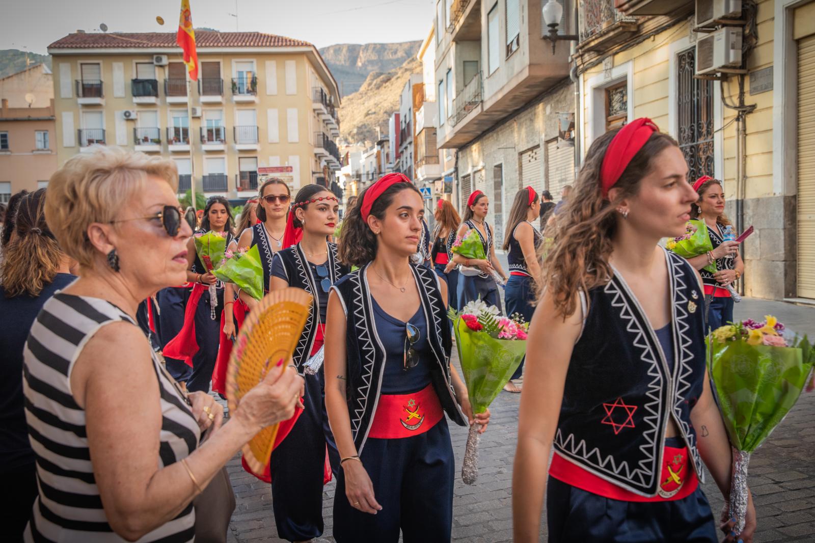La ofrenda de flores de los Moros y Cristianos de Orihuela, en imágenes