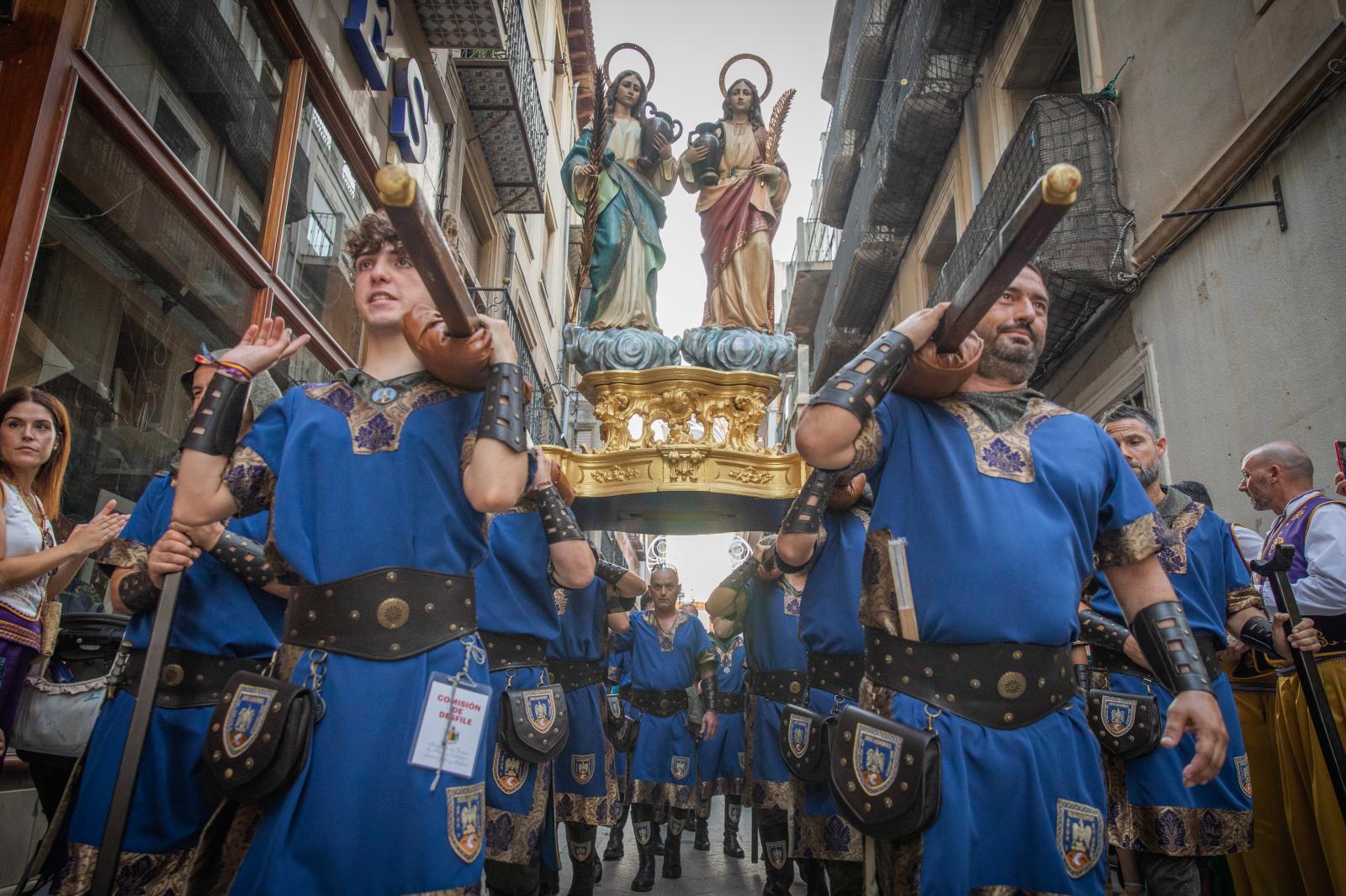La ofrenda de flores de los Moros y Cristianos de Orihuela, en imágenes