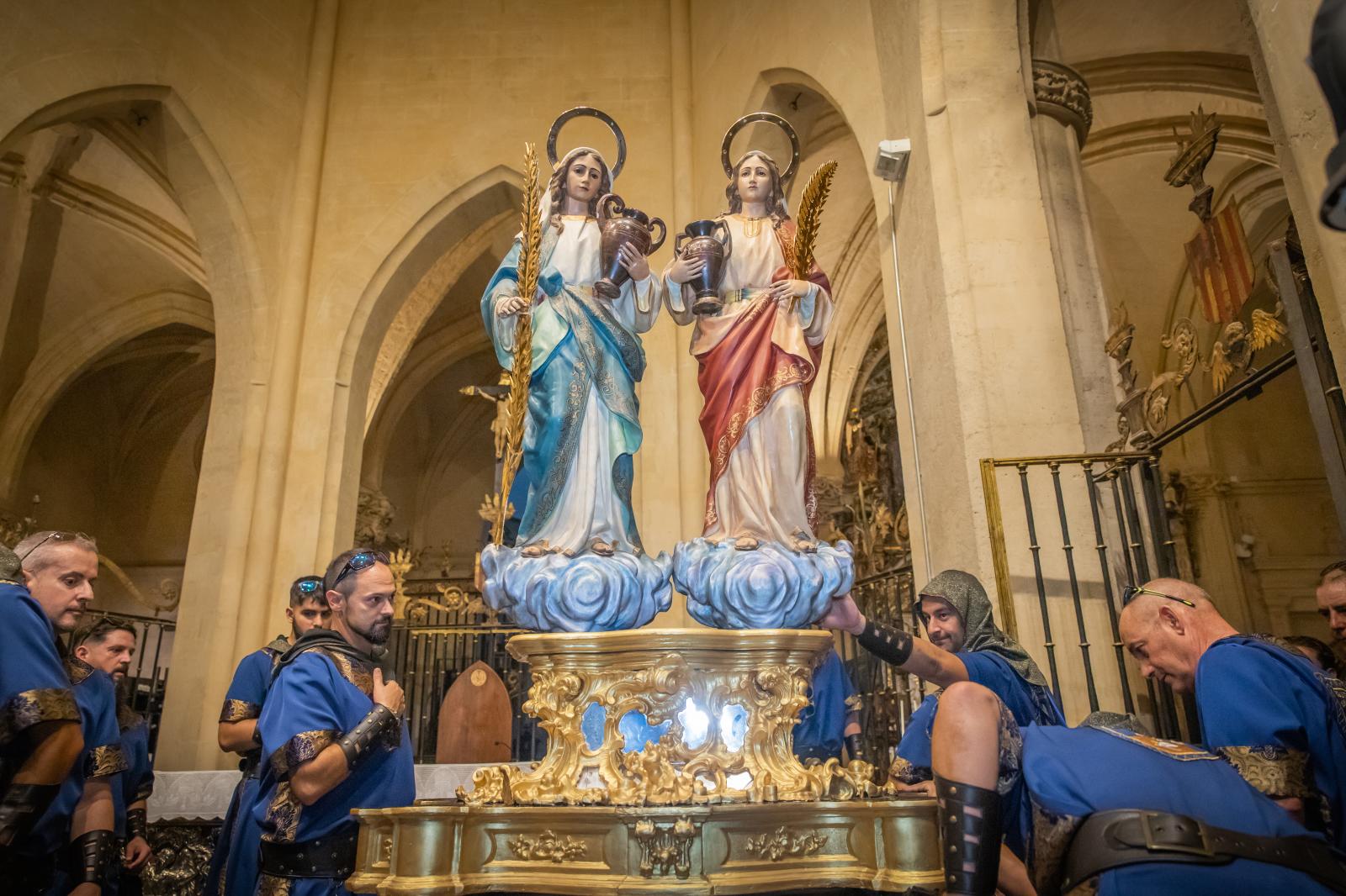 La ofrenda de flores de los Moros y Cristianos de Orihuela, en imágenes