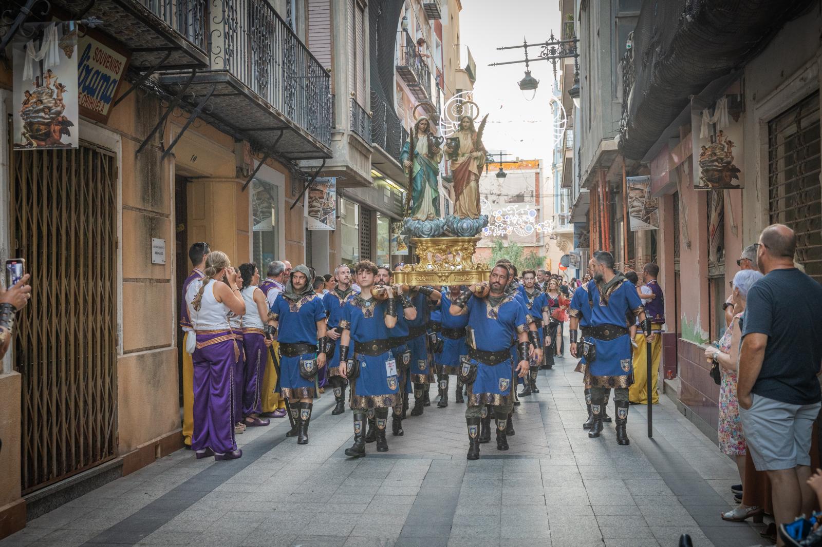 La ofrenda de flores de los Moros y Cristianos de Orihuela, en imágenes