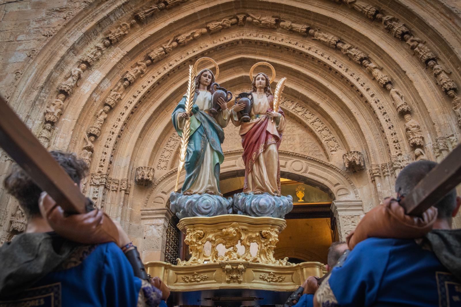 La ofrenda de flores de los Moros y Cristianos de Orihuela, en imágenes
