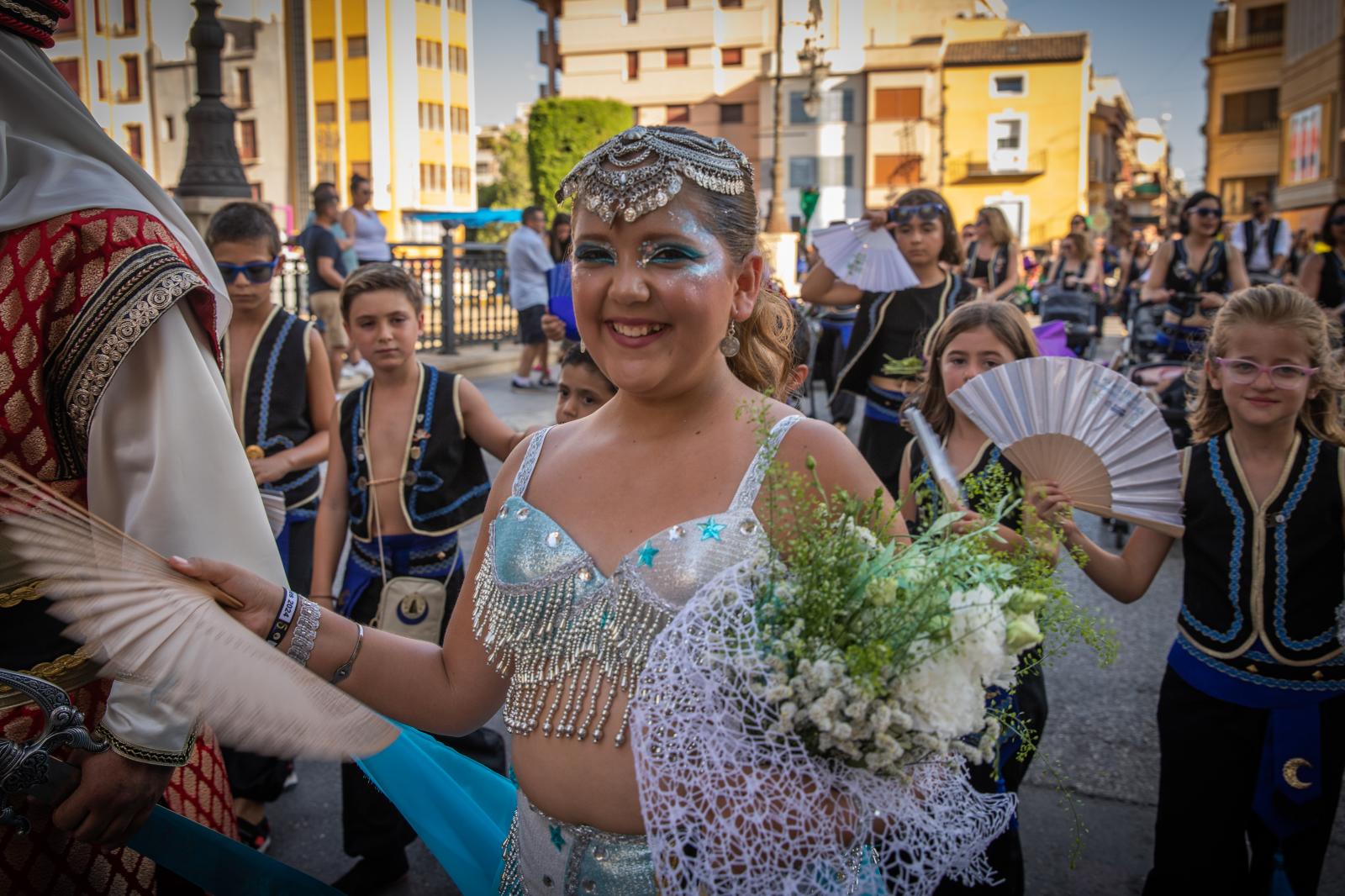 La ofrenda de flores de los Moros y Cristianos de Orihuela, en imágenes