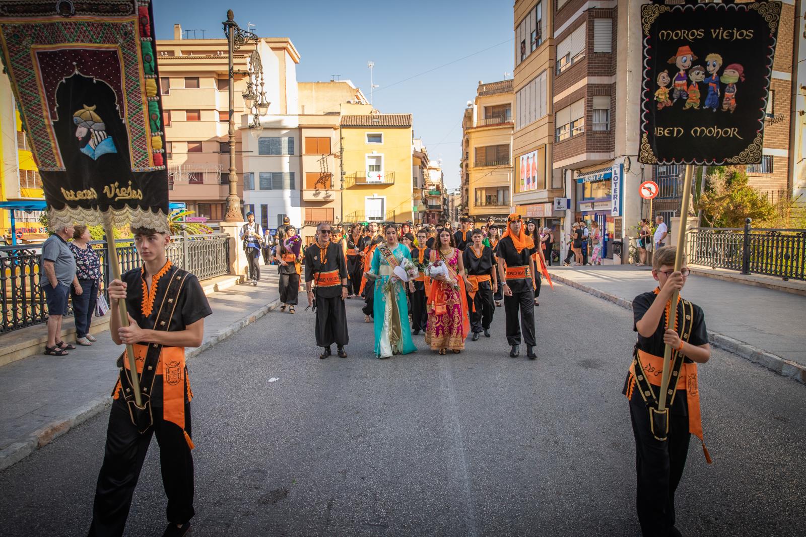 La ofrenda de flores de los Moros y Cristianos de Orihuela, en imágenes