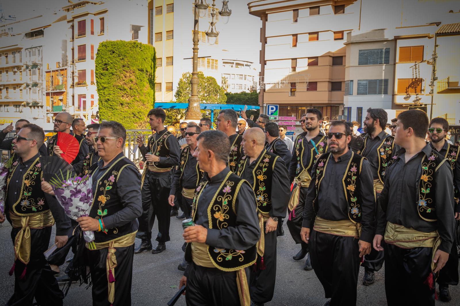 La ofrenda de flores de los Moros y Cristianos de Orihuela, en imágenes