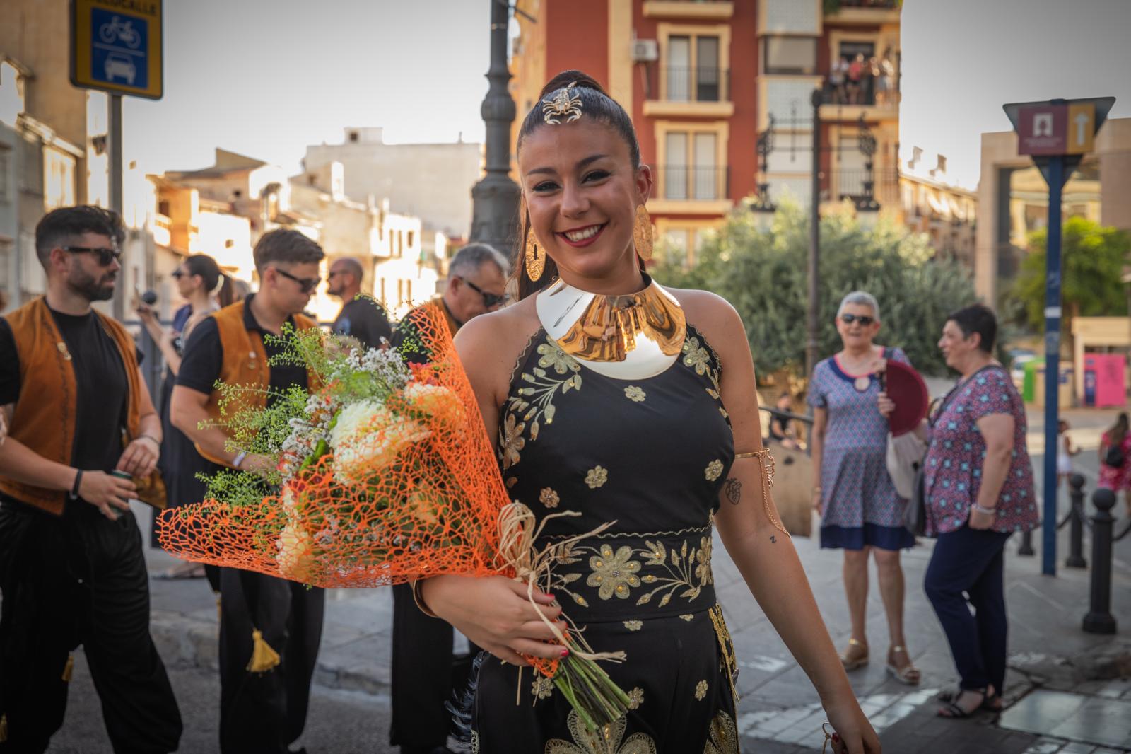 La ofrenda de flores de los Moros y Cristianos de Orihuela, en imágenes