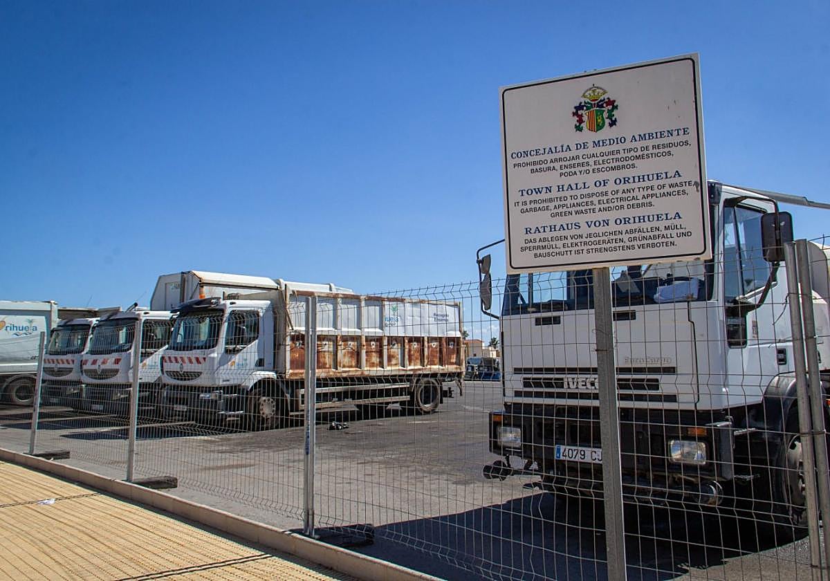 Un grupo de camiones de basura, aparcados en Lomas de Cabo Roig.