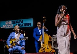 Russell Malone, Darryl Hall y la afroamericana Ekep Nkwelle, en el escenario del 26 Jazz San Javier.