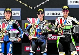 Ana Carrasco, en el centro, en el podio de Donington Park.