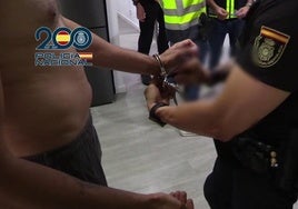 Un agente detiene a uno de los implicados en la trama.