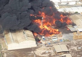 La gran columna de humo se ha podido ver desde distintos puntos.