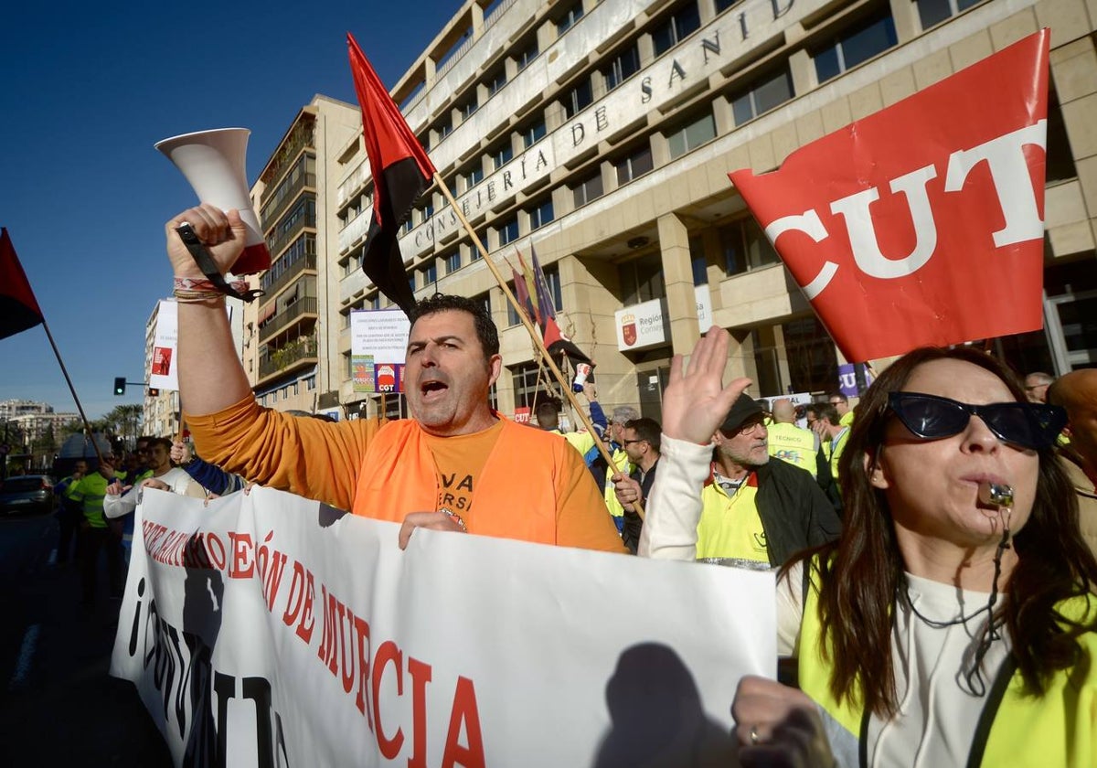 Trabajadores del transporte sanitario durante una protesta frente a la Consejería de Salud, el pasado mes de enero.