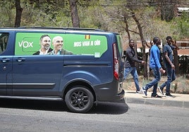 Un vehículo con propaganda de Vox junto al campamento del Naval.